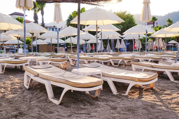 Tumbonas vacías en la playa — Foto de Stock