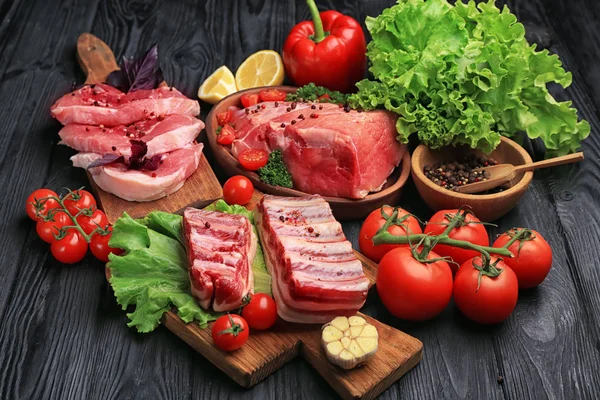 Различные виды сырого мяса — стоковое фото