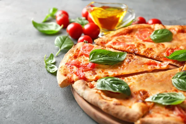 Pizza con tomates cherry —  Fotos de Stock