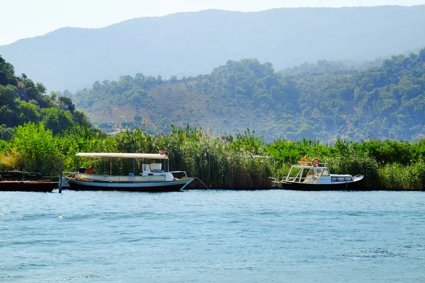 Γραφική θέα των μηχανοκίνητων σκαφών στο ποτάμι στην ηλιόλουστη καλοκαιρινή μέρα — Φωτογραφία Αρχείου