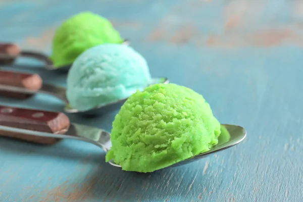 Escovas verdes e azuis de gelado — Fotografia de Stock