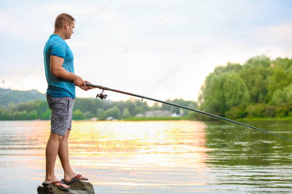 Fotos: hombre pescando | hombre pescando en Río — Foto de stock