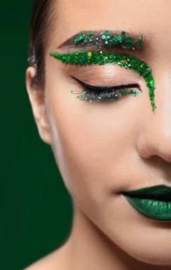 Genç kadın renk arka plan üzerinde yaratıcı makyaj ile yakın çekim