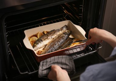 kadın Balık Pişirme 