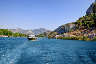 Motorlu tekne, nehir ve dağlar gün güneşli yaz