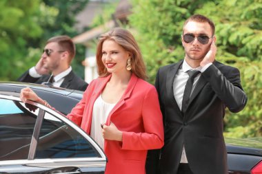 Korumaları ile genç iş kadını 