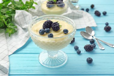 yaban mersini ile vanilya puding 