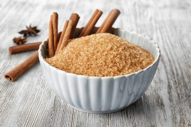 Tarçınlı şeker ile kase 