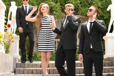 Genç ünlü korumaları ile 