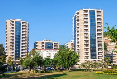 Güneşli güzel tropikal ağaçlar ve Binalar görünümü