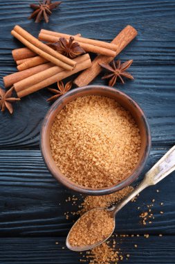 Tarçınlı şeker ile kompozisyon 