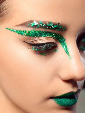 Yaratıcı makyaj, genç kadınla yakın çekim