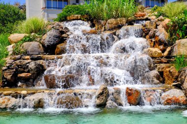 Rocks hotel resort adlı bölgesinde yapay şelale ile