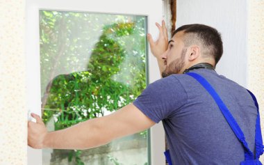 Düz işçi tamir penceresinde
