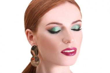 Güzel kızıl saçlı kadın üzerinde beyaz izole parlak yeşil makyaj ile