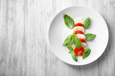 Mozzarella peyniri domates ile servis 