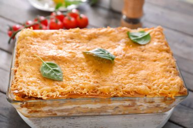 Yemek pişirme içinde lezzetli lazanya 