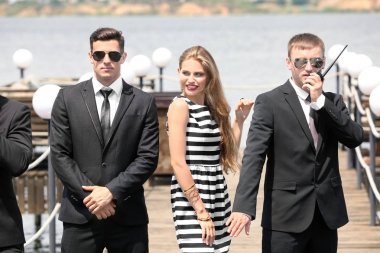 Genç ünlü korumaları ile 