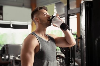 Spor salonunda sportif genç adam