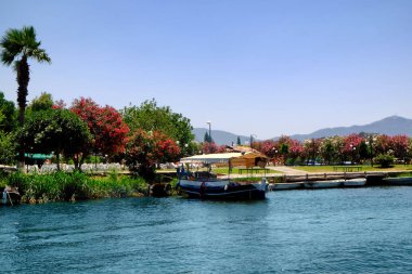 Sessiz nehir ve Resort güzel manzara görünümünü gün güneşli yaz
