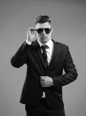 yakışıklı güvenlik görevlisi 