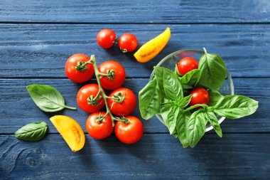 Yeşil taze organik fesleğen, sarı ve kırmızı domates