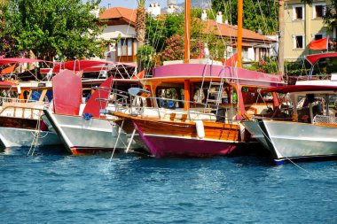 Güzel bir gün güneşli yaz demirli tekneler manzarası