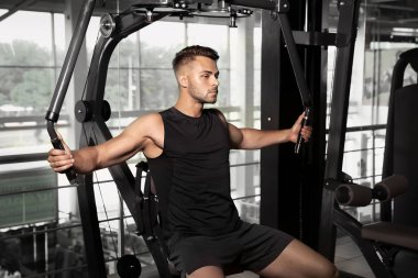 Spor salonunda erkek eğitimi.