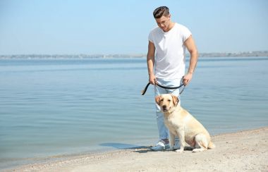 Genç adam yürüyen sarı geri almak Nehri yakınında