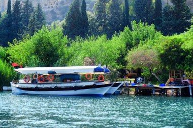 Güzel manzara nehir ve tekne tekneler gün güneşli yaz ile
