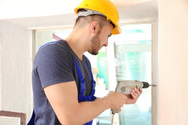 Düz işçi tamir penceresinde