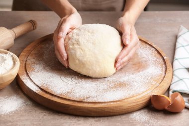 kadın Şef hamur yoğurma