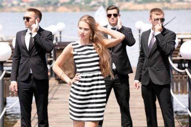 Genç ünlü korumaları ile 