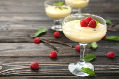 Ahududulu vanilyalı puding. 