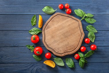 Yeşil taze organik fesleğen ile kompozisyon, sarı ve kırmızı domates