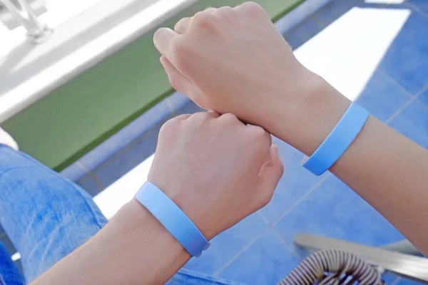 Young couple in blue bracelets — Stock Photo, Image