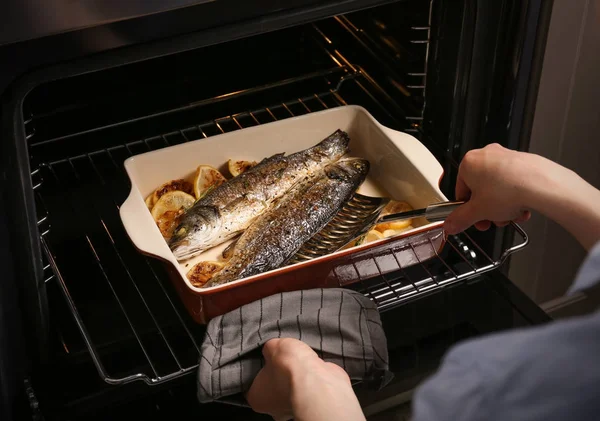 kadın Balık Pişirme 