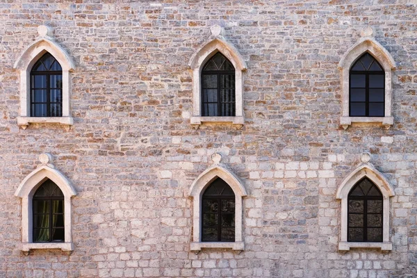 Ancien bâtiment avec fenêtres — Photo