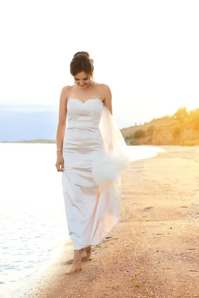Hermosa novia en la playa — Foto de Stock