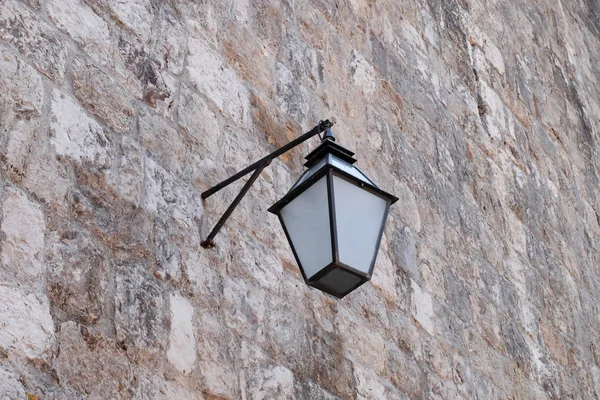 Вид фонаря на кирпичную стену — стоковое фото