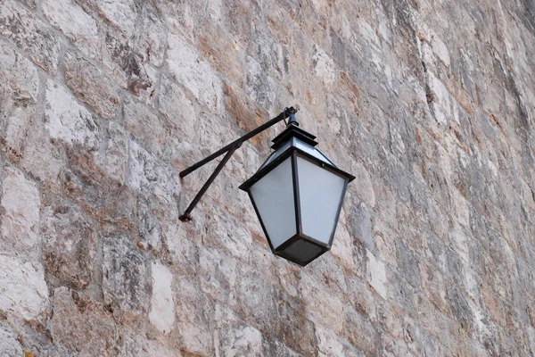 Vista de la linterna en la pared de ladrillo — Foto de Stock