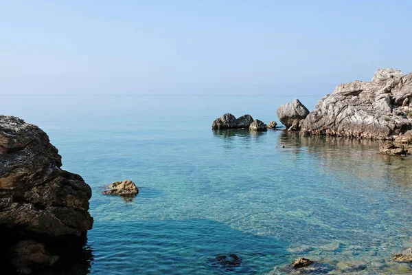 Sea coast with rocks on sunny day — Stock Photo, Image