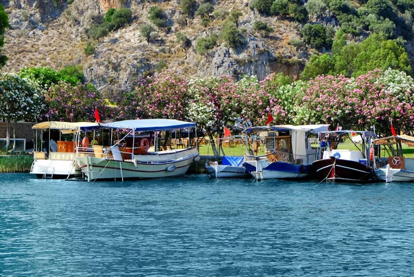 Hermosa vista del río y litera con barcos en el soleado día de verano —  Fotos de Stock