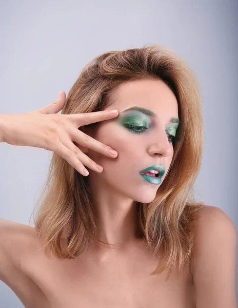 Junge Frau mit hellgrünem Make-up — Stockfoto