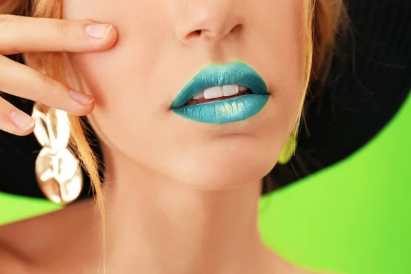 Mujer joven con maquillaje verde brillante —  Fotos de Stock