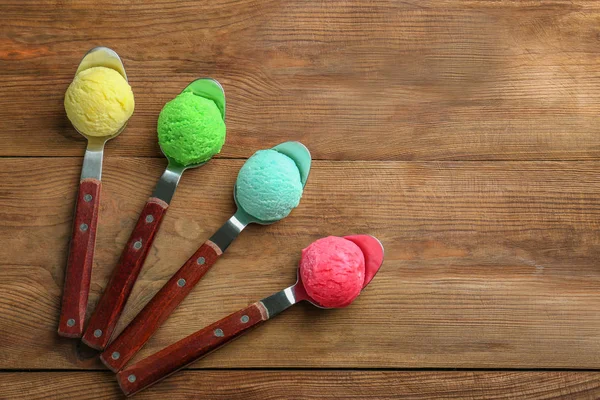 Coloridas cucharadas de helado —  Fotos de Stock