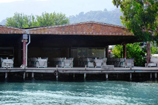 Hermosa vista de la cafetería cerca del río en el soleado día de verano — Foto de Stock