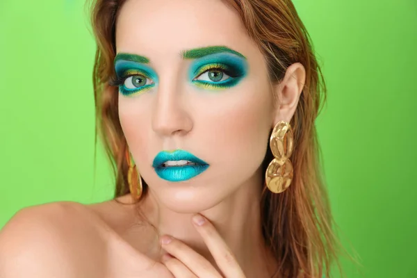 Młoda kobieta z jasny zielony makijaż — Zdjęcie stockowe
