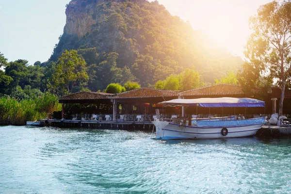 Hermosa vista río y barco atracado cerca de la cafetería en el soleado día de verano —  Fotos de Stock