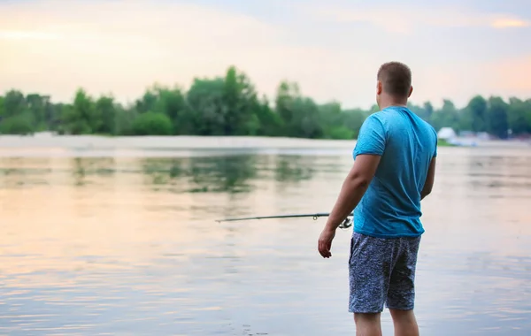 Hombre pescando en el río — Foto de Stock